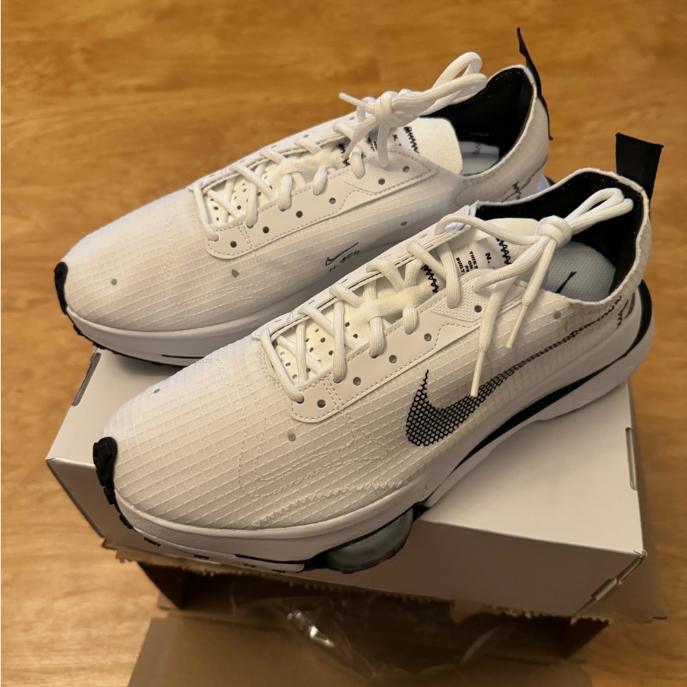 Nike Air Zoom Type SE
N. 354
White/Black-White
Size 10 Men’s NWOT